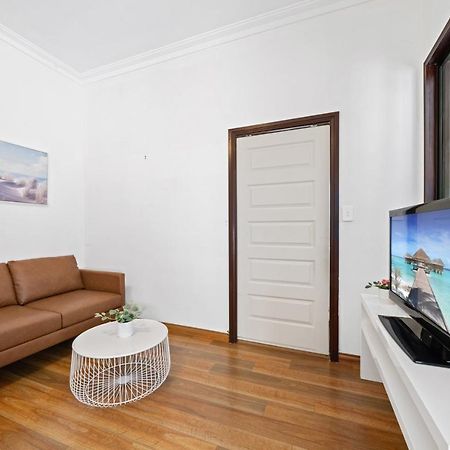 Spacious 1 Bedroom Guest House With Free Parking シドニー エクステリア 写真
