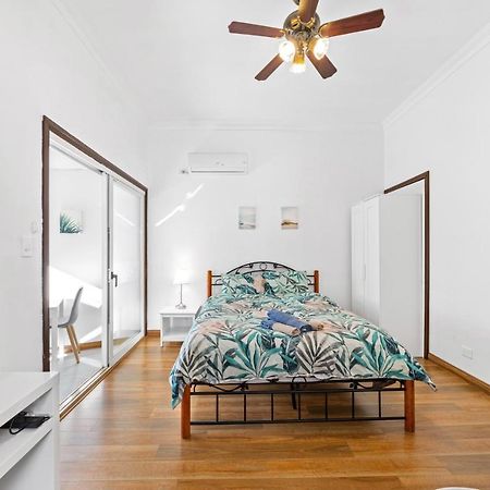 Spacious 1 Bedroom Guest House With Free Parking シドニー エクステリア 写真