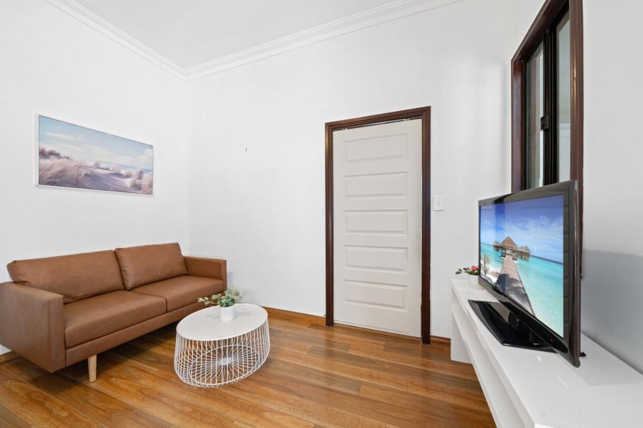 Spacious 1 Bedroom Guest House With Free Parking シドニー エクステリア 写真
