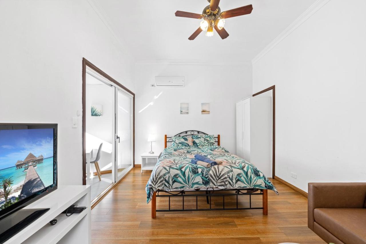 Spacious 1 Bedroom Guest House With Free Parking シドニー エクステリア 写真