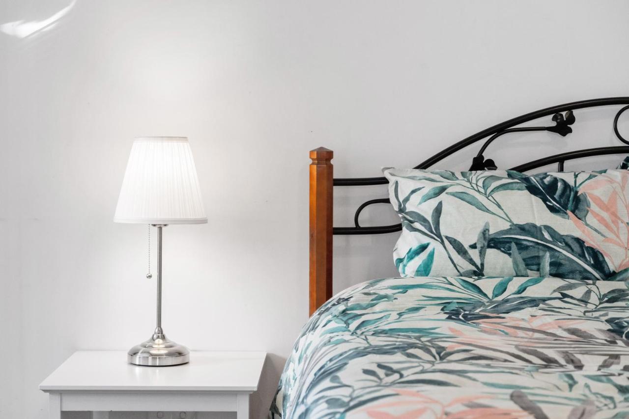 Spacious 1 Bedroom Guest House With Free Parking シドニー エクステリア 写真