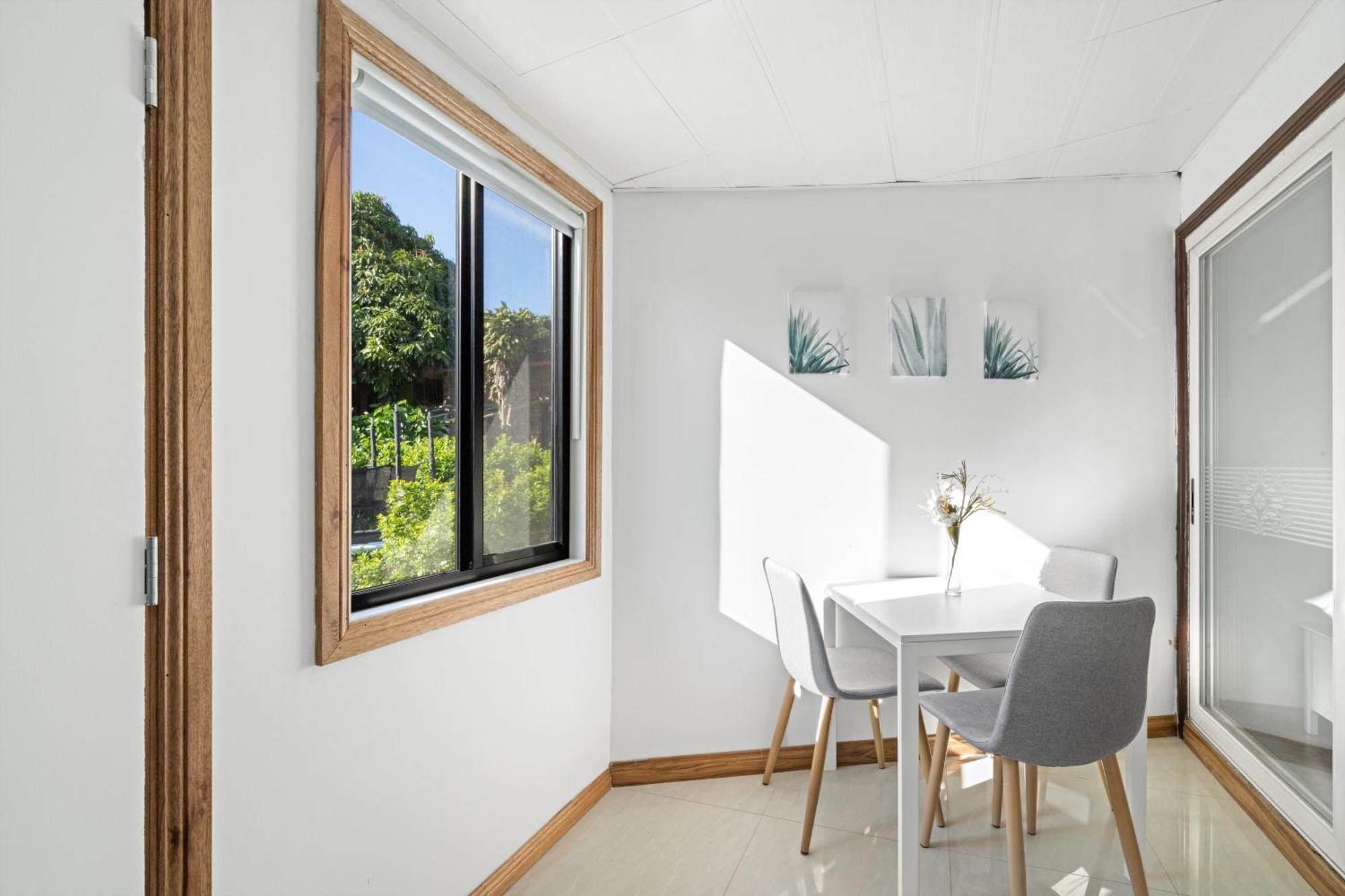 Spacious 1 Bedroom Guest House With Free Parking シドニー エクステリア 写真