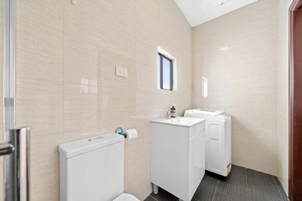 Spacious 1 Bedroom Guest House With Free Parking シドニー エクステリア 写真